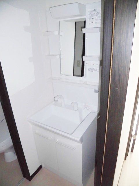 洗面設備　忙しい朝に活躍する独立洗面台です