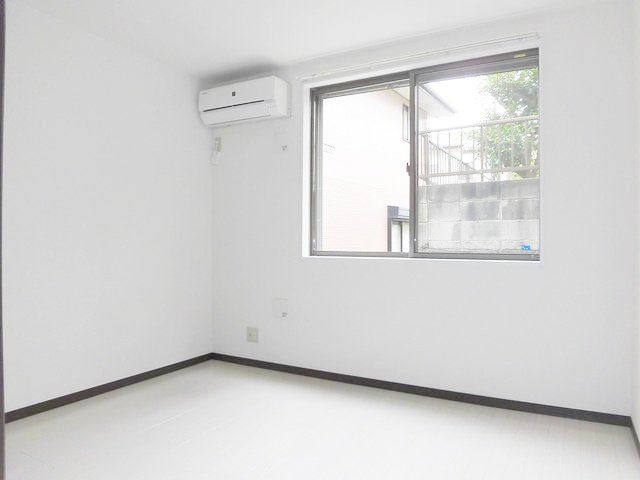 居室・リビング　エアコン付きのお部屋です