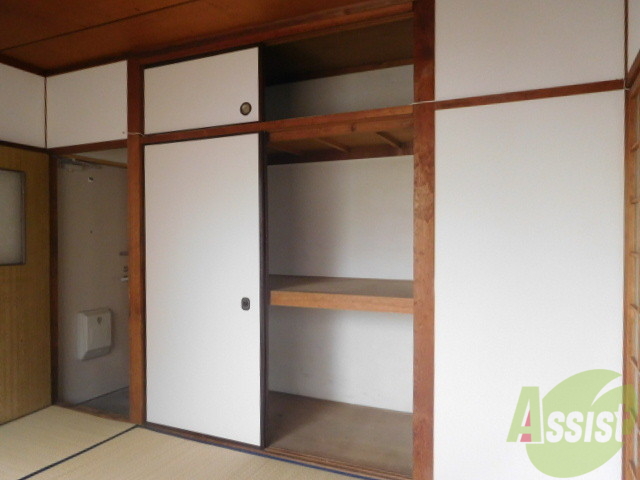 収納　奥行ある押入れタイプでたくさんしまい込めます。