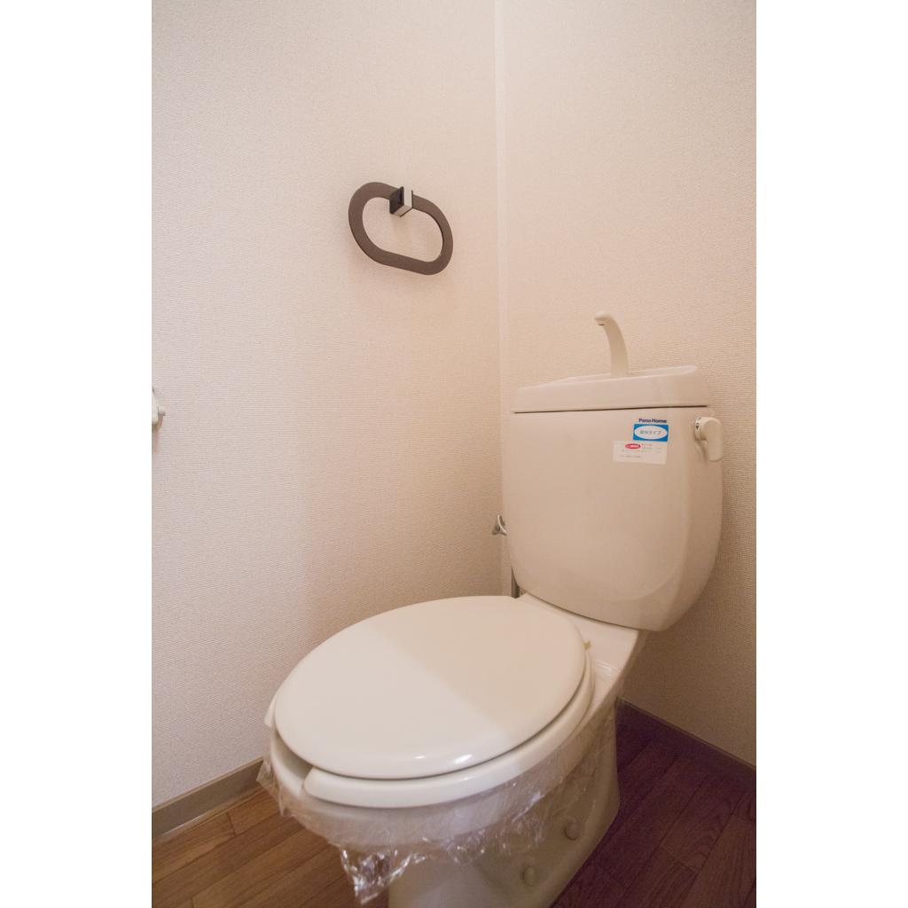 トイレ　落ち着いた色調のトイレです