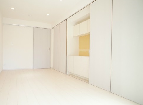 その他部屋・スペース　明るい色合いの床材を使用した居室空間です