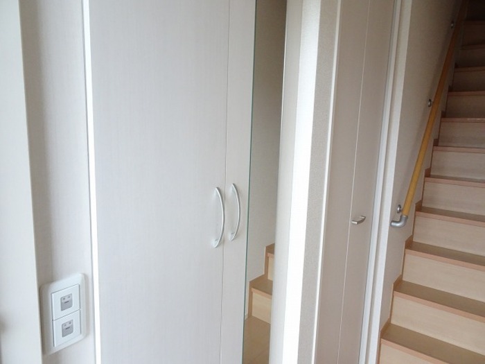 玄関　トールタイプの姿見付シューズボックス