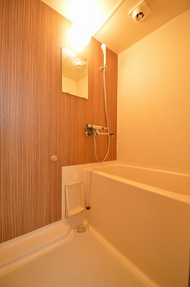 バス・シャワールーム　茶色のパネルがオシャレな浴室（＊＾＿＾＊）