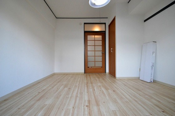 居室・リビング　洋室は７．５帖☆リフォーム済みで綺麗です♪