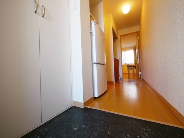 玄関　お部屋によりタイプが異なる場合があります