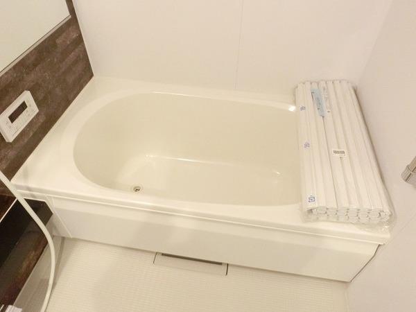 バス・シャワールーム　浴室乾燥機、追焚機能付の広々バスルーム！