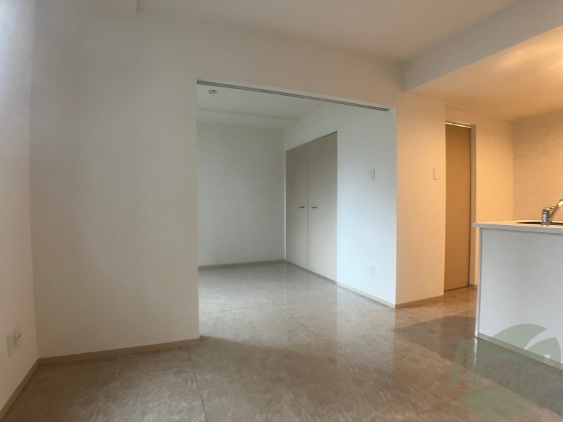 居室・リビング　リビングは白を基調としていて明るい印象ですね！