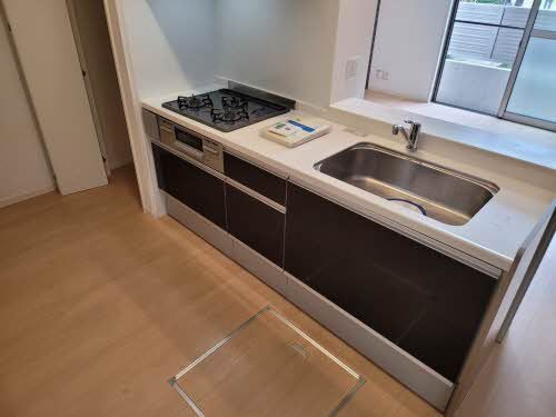 キッチン　ガスコンロ３口ついたシステムカウンターキッチンです。