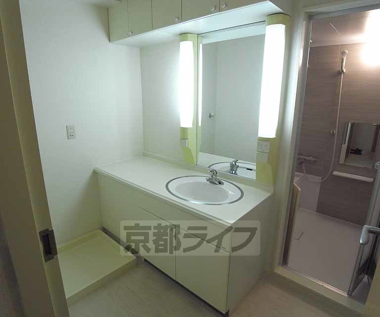 洗面設備　便利な洗面台です。