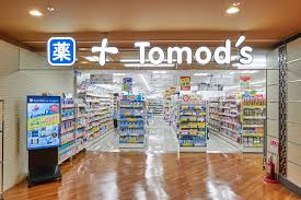 ドラックストア　トモズ クイーンズ伊勢丹笹塚店（ドラッグストア）まで864m