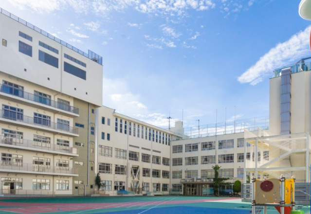 小学校　中央区立久松小学校（小学校）まで528m