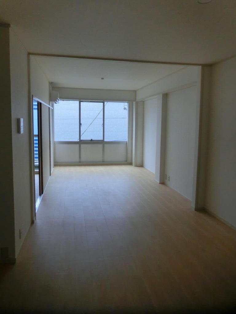 居室・リビング　フローリングのお部屋です。電気がつかない状態での撮影