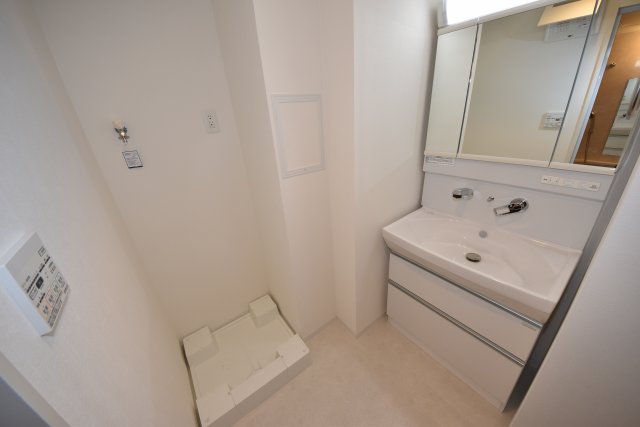 洗面設備　明るい洗面所です