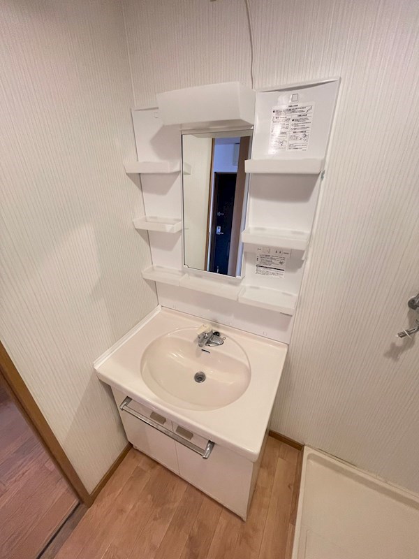 洗面設備　明るい洗面所です