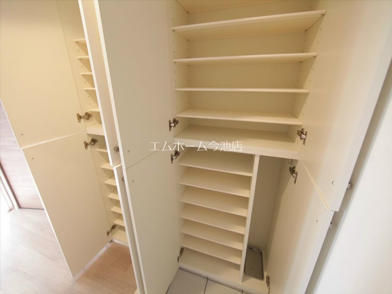 玄関　玄関　シューズボックス充実