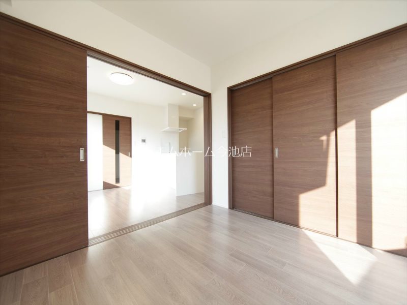 その他部屋・スペース　洋室5.7帖　収納充実　南向バルコニーに面しています