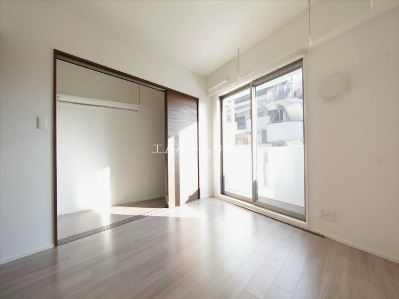 バルコニー　洋室5.7帖　収納充実　南向バルコニーに面しています