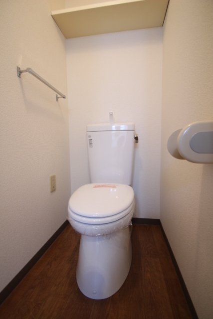 トイレ　同物件別号室の写真です。