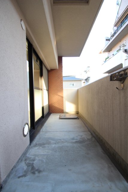 バルコニー　同物件別号室の写真です。