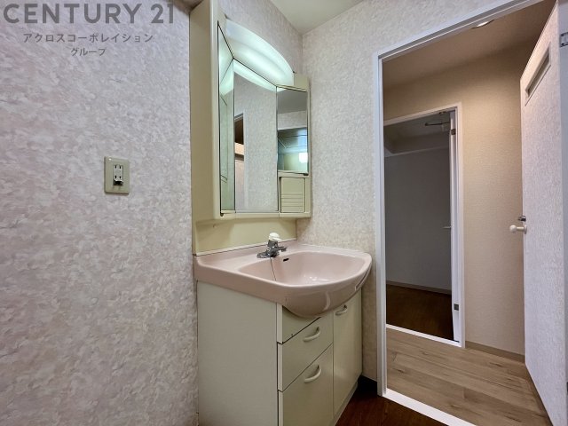 洗面設備　洗面化粧台あり☆隣に洗濯機置き場のスペースもあります！