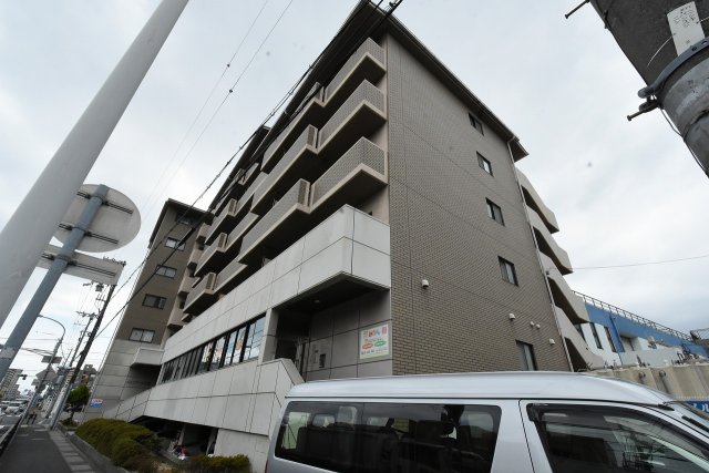 建物外観　敷地内に駐車場があります♪