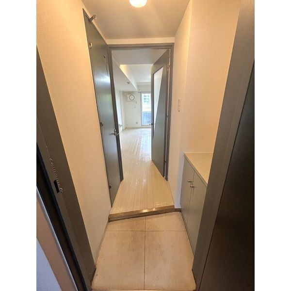 玄関　※写真は別号室です。