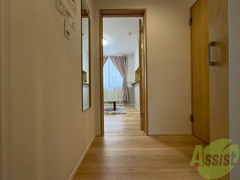 玄関　こちらは玄関になります。照明設備もございます。