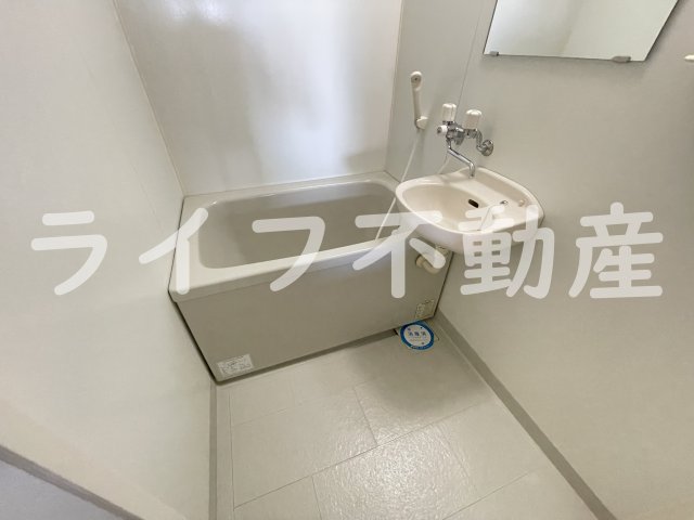 バス・シャワールーム　落ち着いた空間のお風呂です