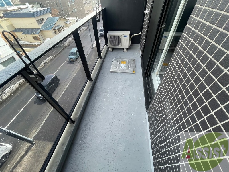 バルコニー　バルコニーは幅があり、広い印象を受けました。