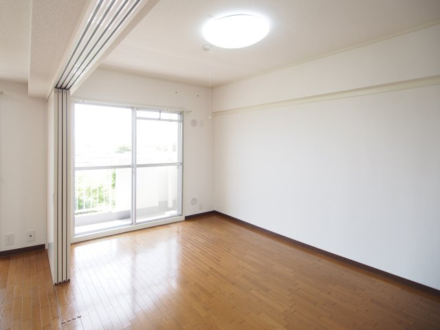 その他　リビング隣の洋室