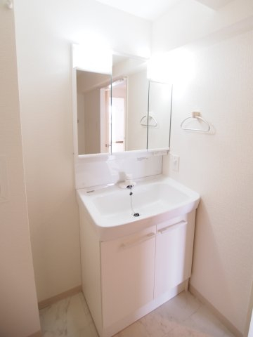 洗面設備　清潔感のある洗面室