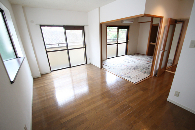 居室・リビング　窓が多く明るいリビングです