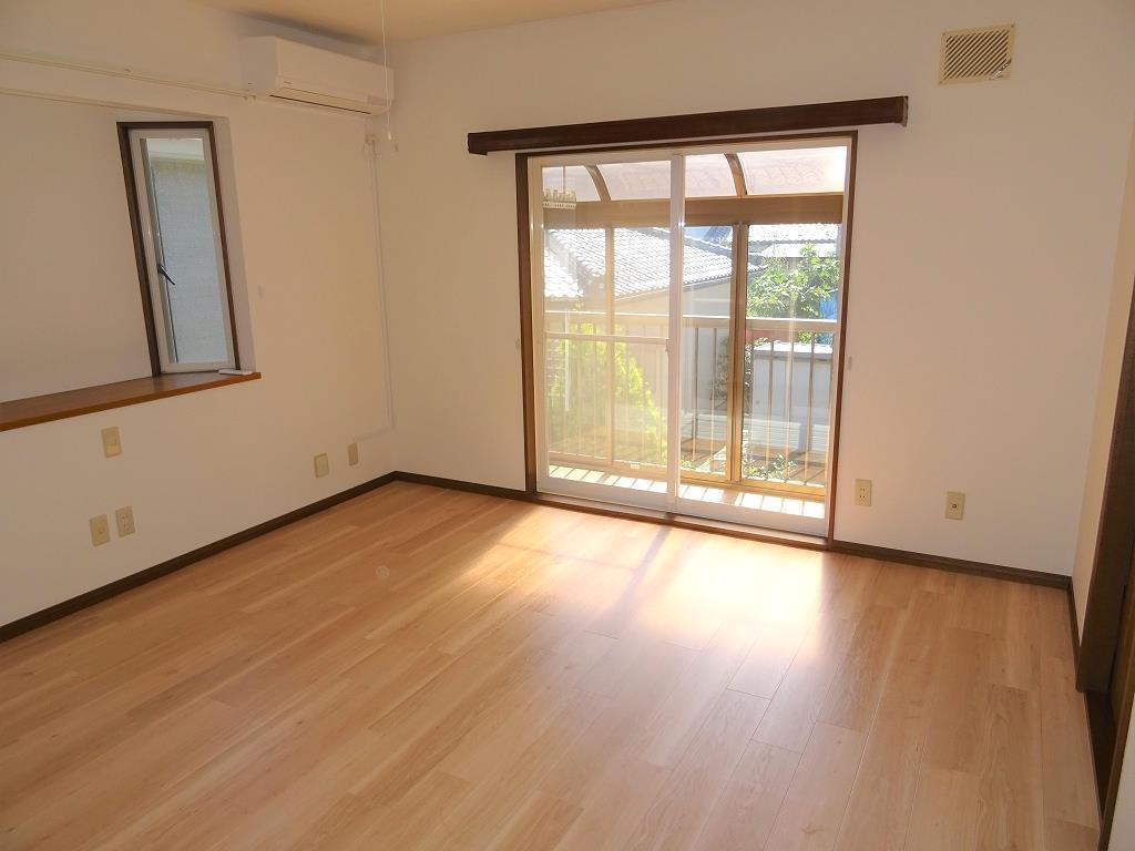 その他部屋・スペース　2階洋室8帖のお部屋です♪日当たり良好☆