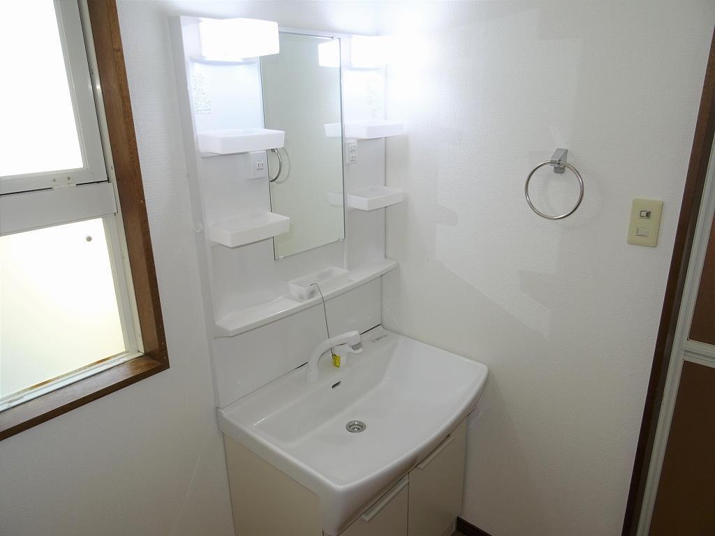 洗面設備　シャワー付き洗面台完備♪