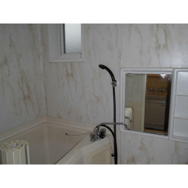 バス・シャワールーム　小窓付の浴室です