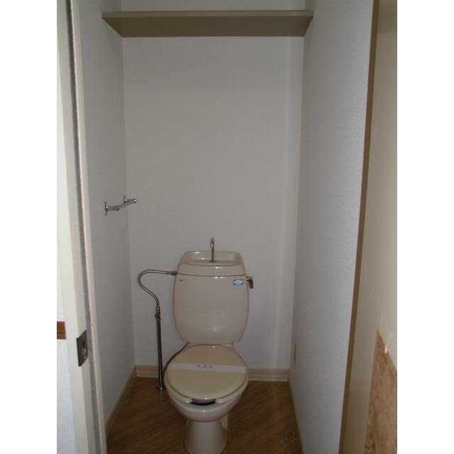 トイレ　コンセント差込口がございますので、自身でウォシュレット設置可