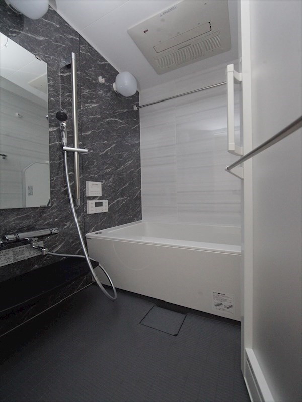 バス・シャワールーム　浴室暖房乾燥機付　追い焚き・オートバス機能付お風呂