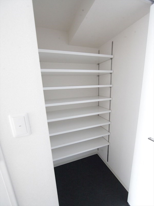 玄関　玄関　シューズクローク付（収納充実してます）