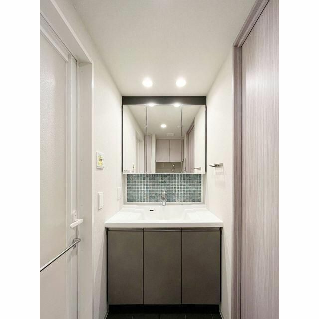 洗面設備　ゆったりとスペースのある洗面所