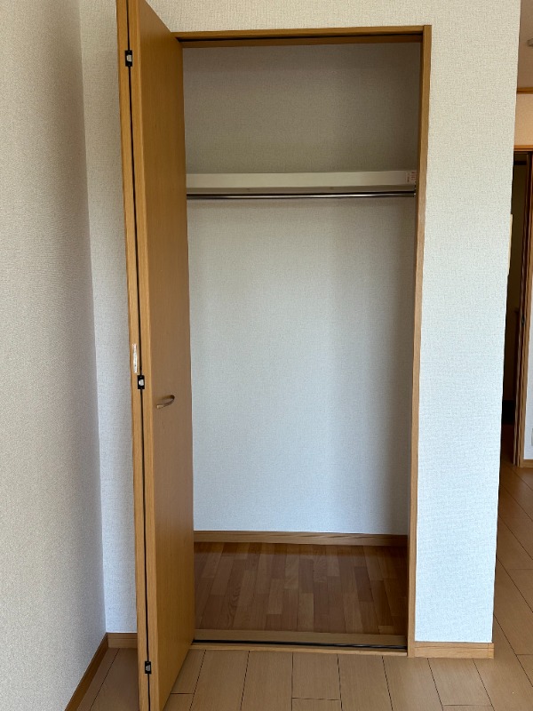 収納　収納には天板やパイプがついています