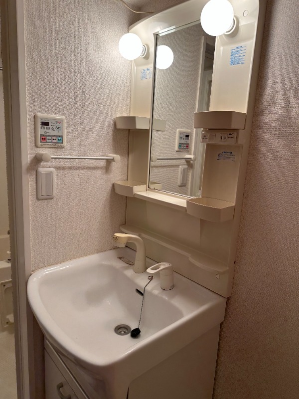 洗面設備　洗面台（退去前の為写真は参考です）