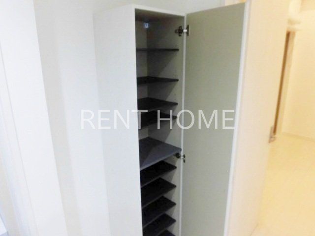 玄関　玄関にシューズボックスがあります。