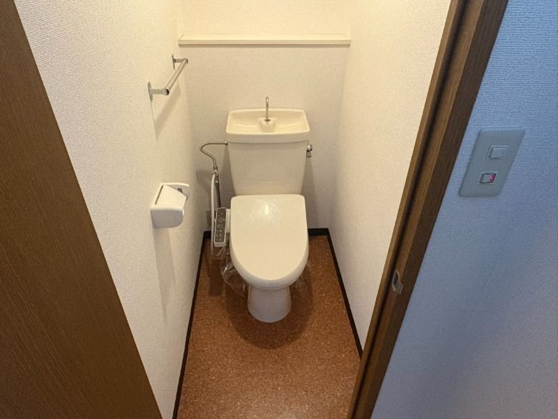 トイレ　落ち着いた色調のトイレです