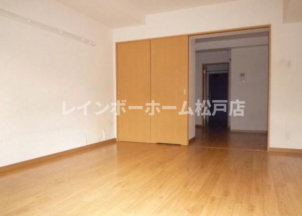 居室・リビング　こちらの居間で趣味の時間をお楽しみください