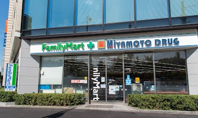 ドラックストア　ファミリーマート＋ミヤモトドラッグ御成門店（ドラッグストア）まで330m