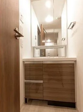 洗面設備　ゆったりとスペースのある洗面所