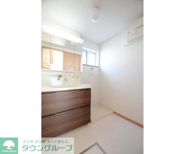 洗面設備　忙しい朝に嬉しいゆったりとした独立洗面台！