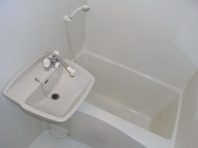 バス・シャワールーム　洗面台付きバスルーム