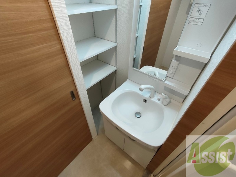 洗面設備　大きくて使いやすそうな独立洗面台になっています。