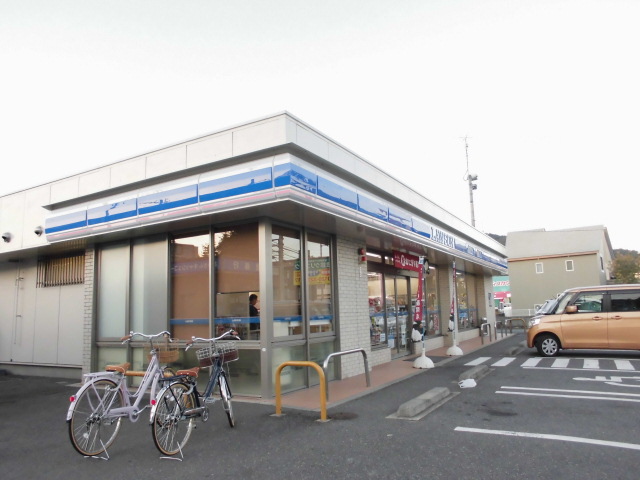 コンビニ　ローソン 徳島八万町下福万店（コンビニ）まで930m